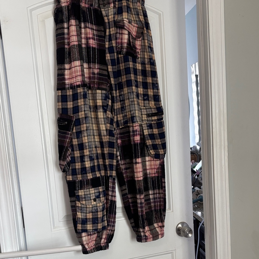 Oli & Hali Plaid Cargo Pants - size Large